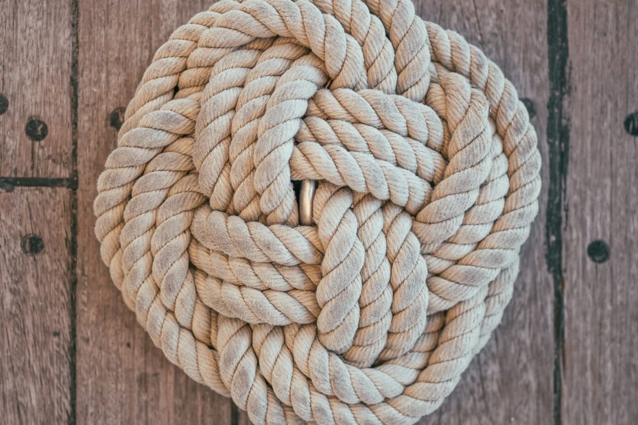 Chinese rope knot on wooden boards. Image by Alberto Gasco.